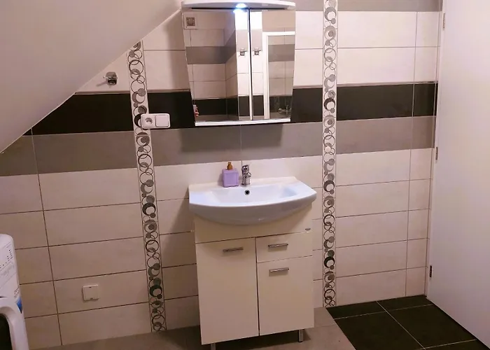 Apartamento Spacious Historic Attic Loft In Center 62 M Hradec Králové